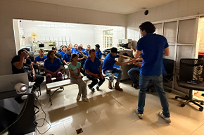 Equipo dulciplas tomando una presentación